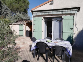 Sous le soleil de Provence Petite maison au calme et très bien équipée de 40m2 avec Wifi -jardin privé-la piscine est commune à la résidence et ouverte du 1er mai au 30 septembre de 09h à 21h,En juill